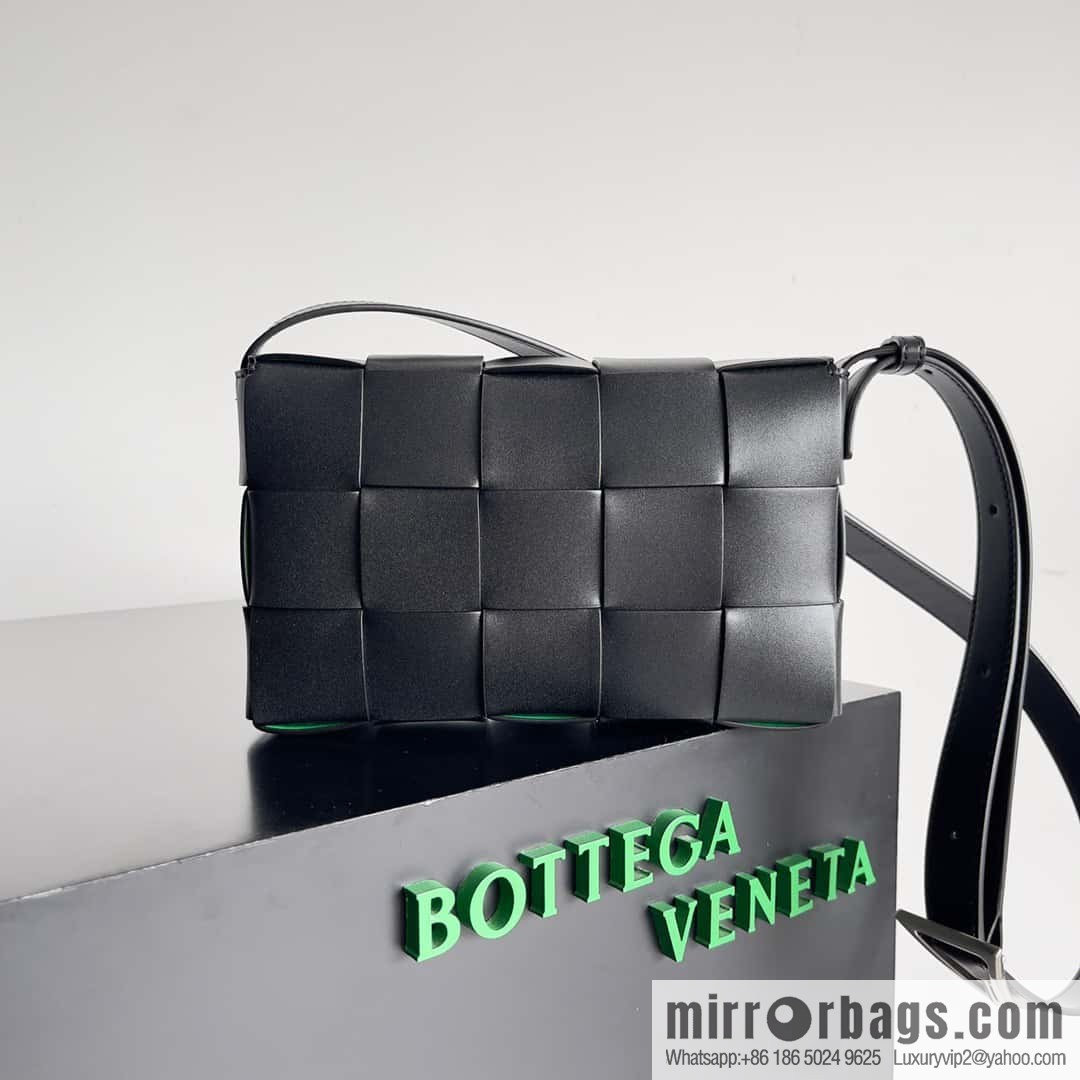 Bottega Veneta CASSETTE 23CM BAG model; 666870 black leather sheepskin