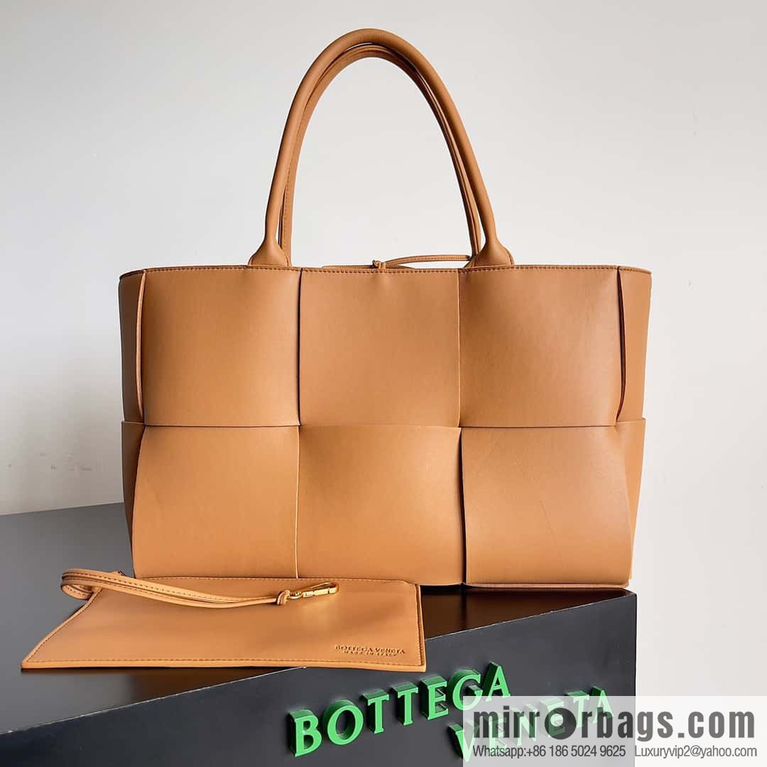 38Cm 𝗕𝗼𝘁𝘁𝗲𝗴𝗮 𝗩𝗲𝗻𝗲𝘁𝗮 large rectangular tote bag, model: 609175 light brown