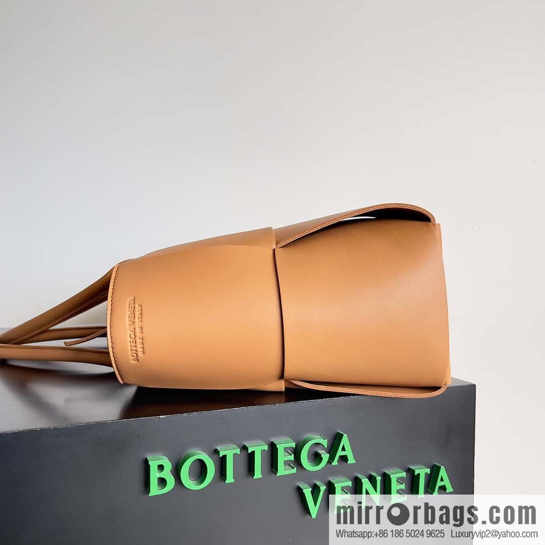 38Cm 𝗕𝗼𝘁𝘁𝗲𝗴𝗮 𝗩𝗲𝗻𝗲𝘁𝗮 large rectangular tote bag, model: 609175 light brown