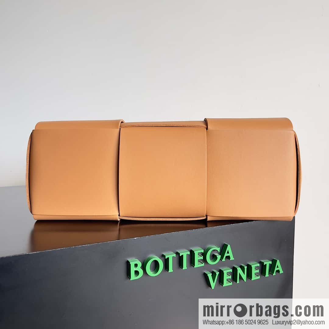 38Cm 𝗕𝗼𝘁𝘁𝗲𝗴𝗮 𝗩𝗲𝗻𝗲𝘁𝗮 large rectangular tote bag, model: 609175 light brown