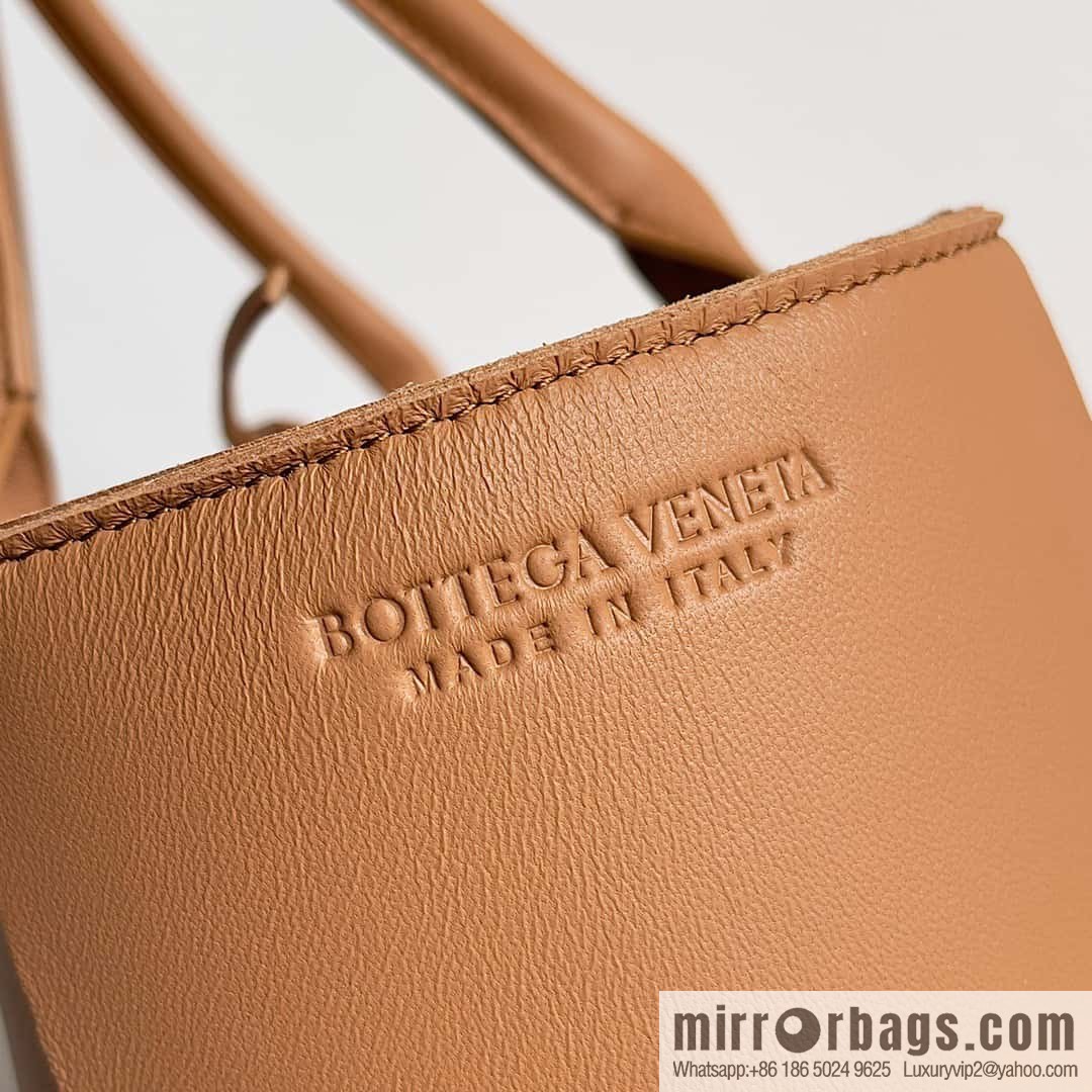38Cm 𝗕𝗼𝘁𝘁𝗲𝗴𝗮 𝗩𝗲𝗻𝗲𝘁𝗮 large rectangular tote bag, model: 609175 light brown