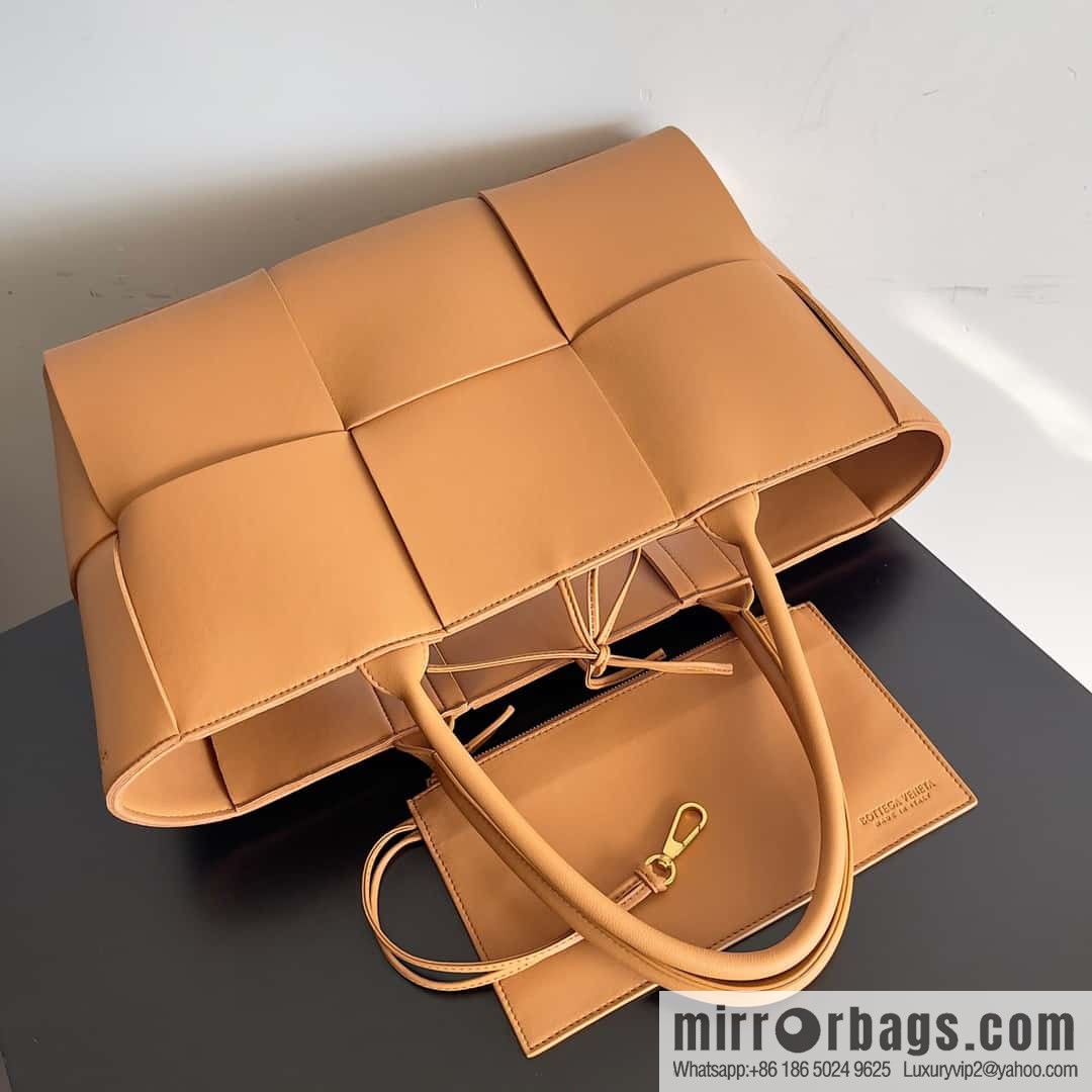 38Cm 𝗕𝗼𝘁𝘁𝗲𝗴𝗮 𝗩𝗲𝗻𝗲𝘁𝗮 large rectangular tote bag, model: 609175 light brown
