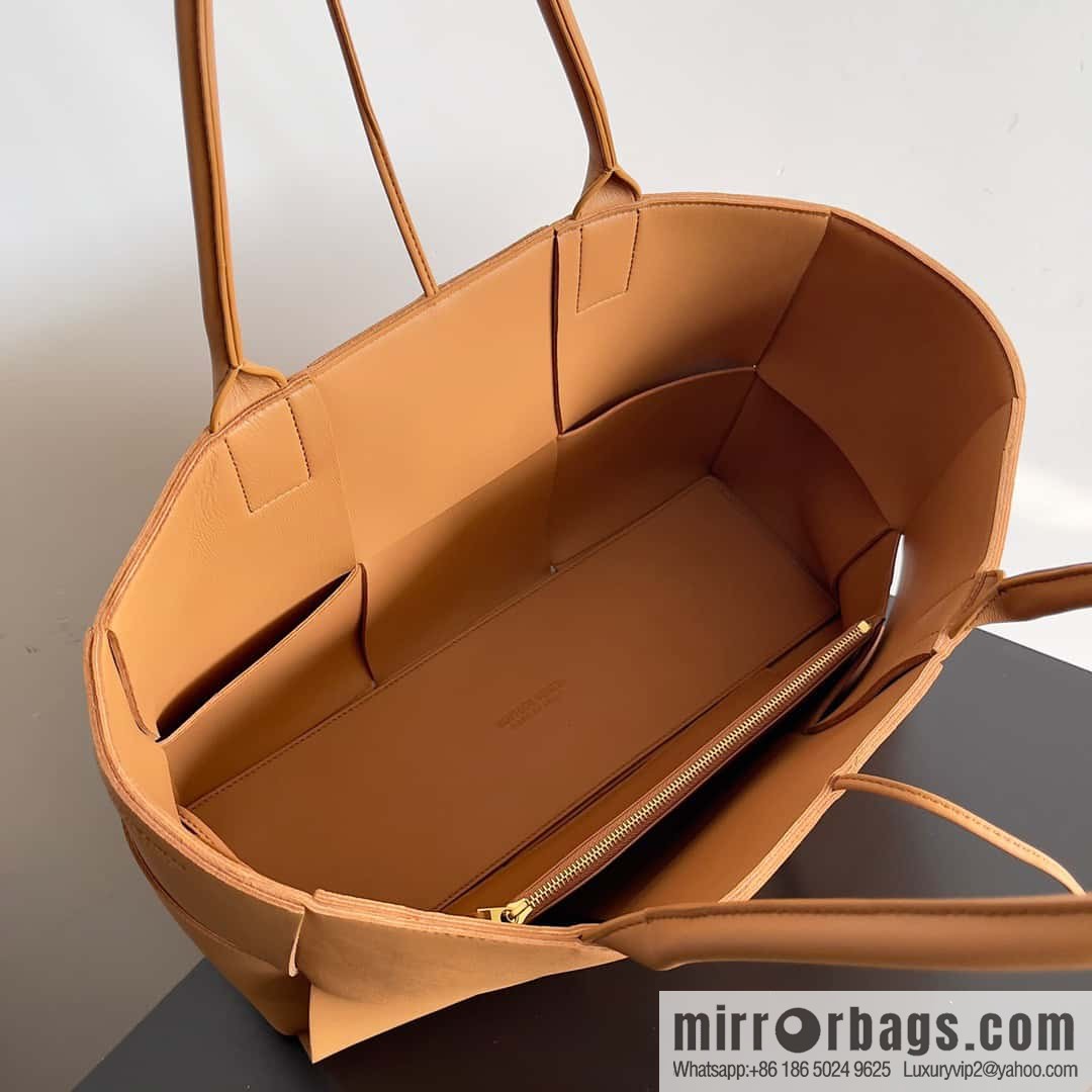38Cm 𝗕𝗼𝘁𝘁𝗲𝗴𝗮 𝗩𝗲𝗻𝗲𝘁𝗮 large rectangular tote bag, model: 609175 light brown