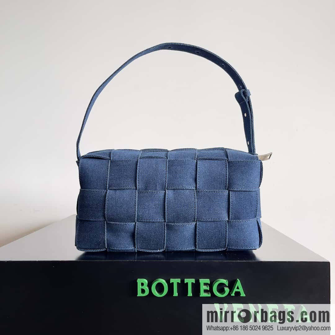 BV W04 cassette armpit bag BV early autumn new, woven tannin denim bag, model number: 709628 denim blue