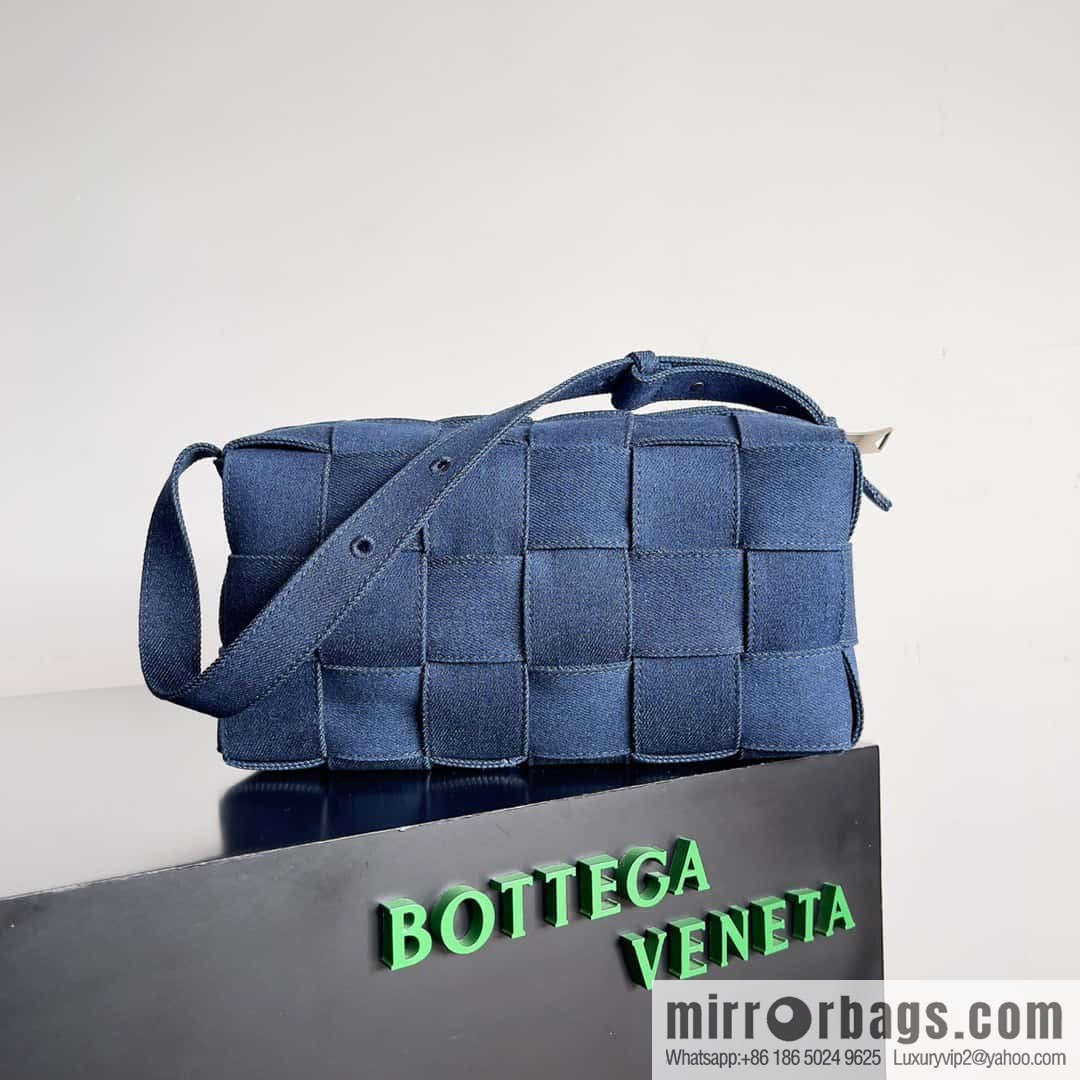 BV W04 cassette armpit bag BV early autumn new, woven tannin denim bag, model number: 709628 denim blue