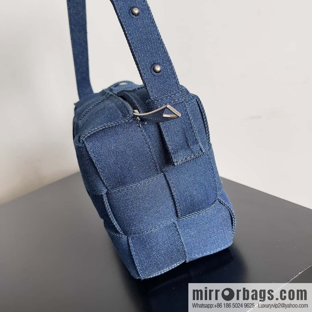 BV W04 cassette armpit bag BV early autumn new, woven tannin denim bag, model number: 709628 denim blue