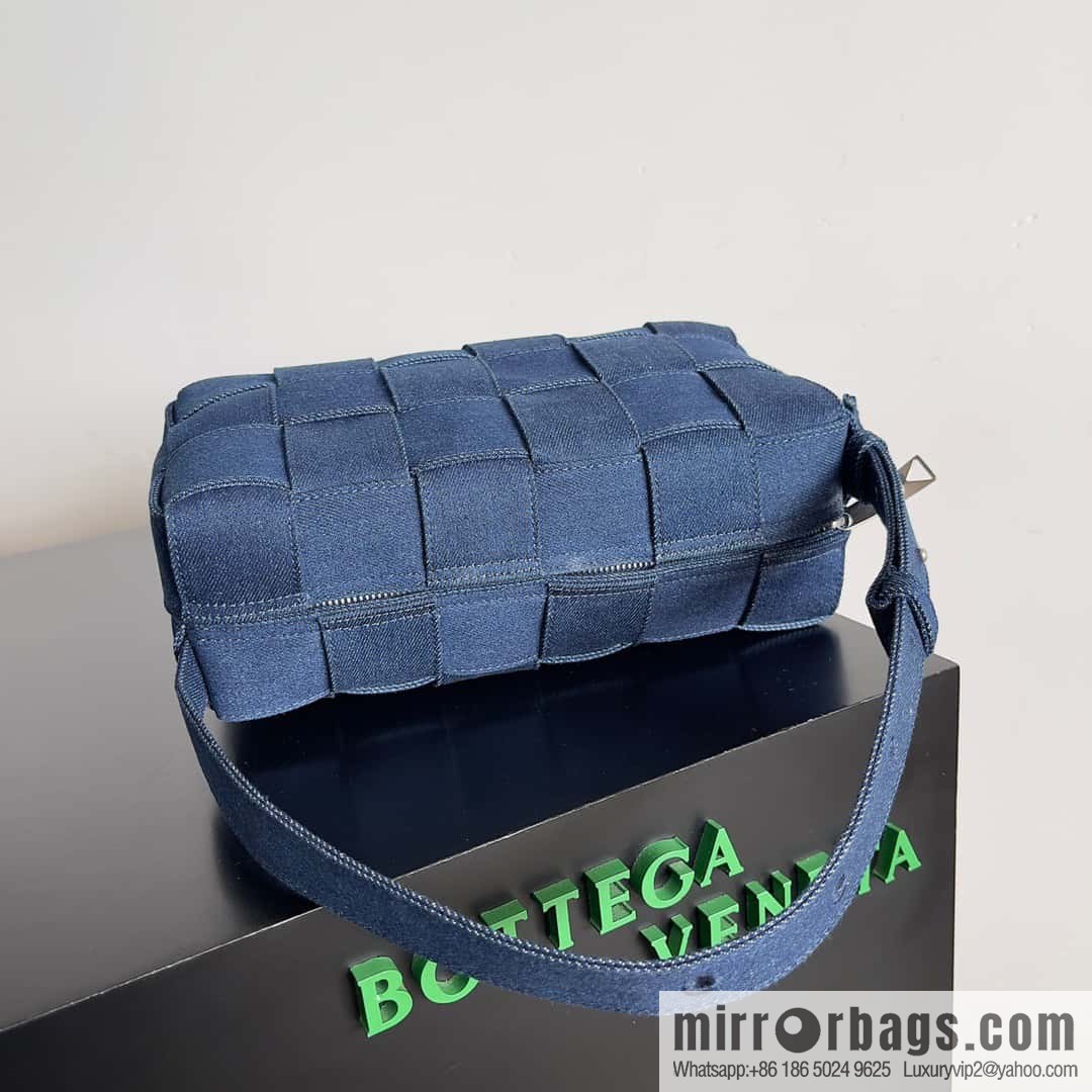 BV W04 cassette armpit bag BV early autumn new, woven tannin denim bag, model number: 709628 denim blue