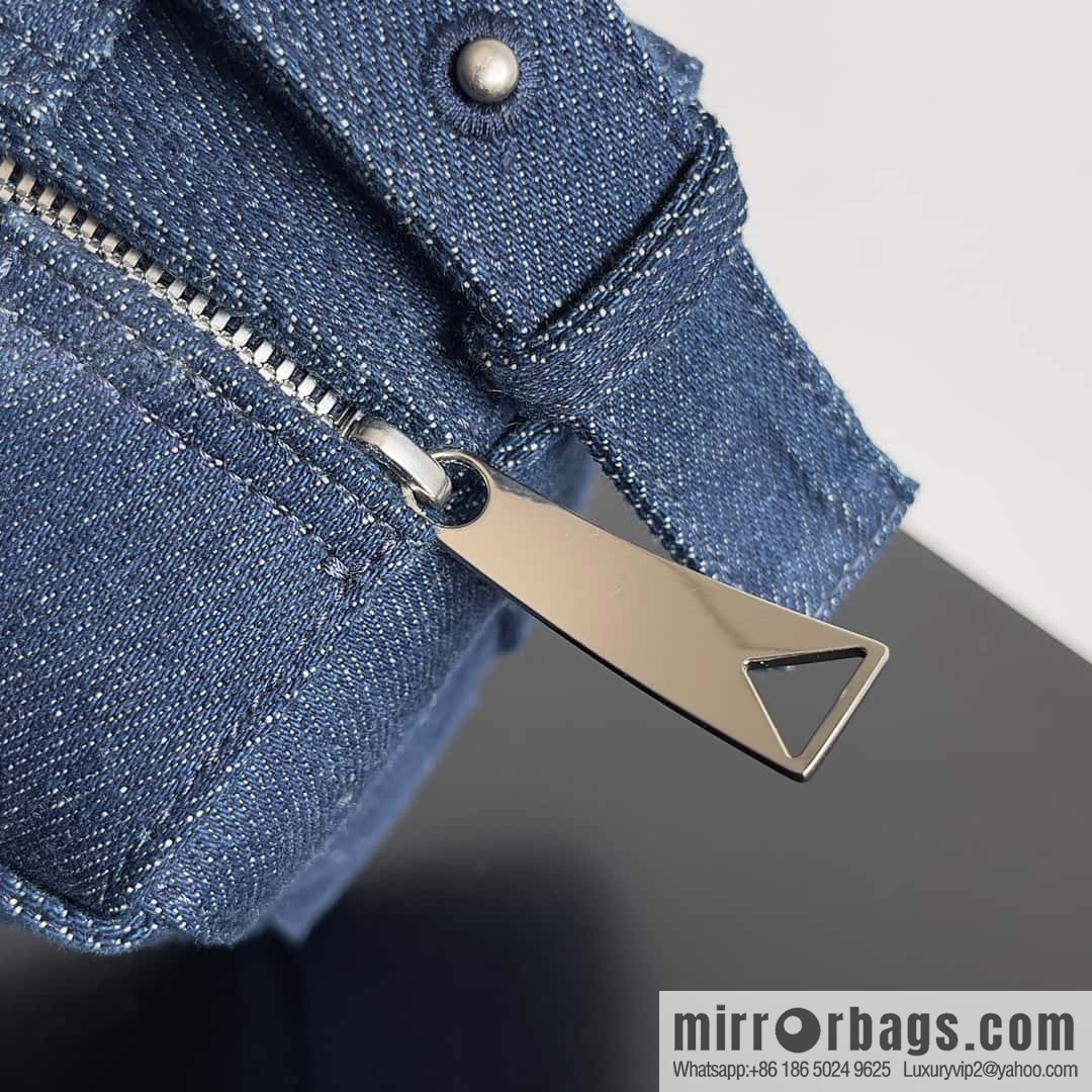 BV W04 cassette armpit bag BV early autumn new, woven tannin denim bag, model number: 709628 denim blue