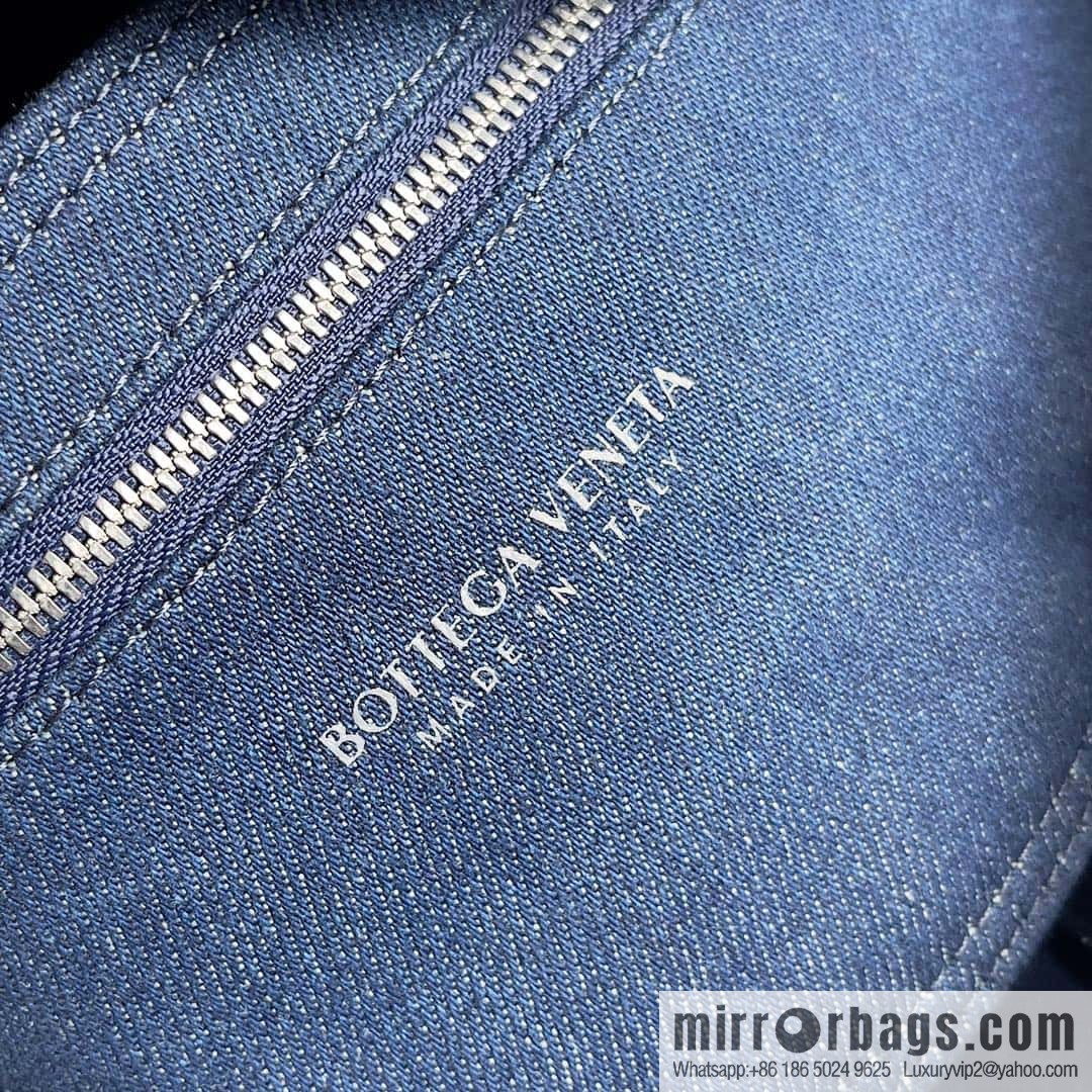 BV W04 cassette armpit bag BV early autumn new, woven tannin denim bag, model number: 709628 denim blue