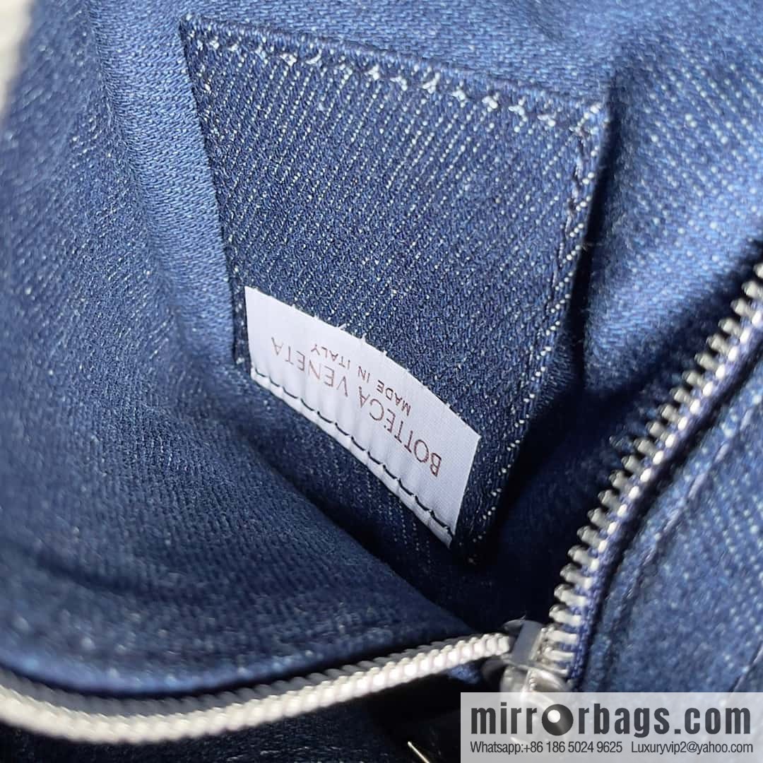 BV W04 cassette armpit bag BV early autumn new, woven tannin denim bag, model number: 709628 denim blue