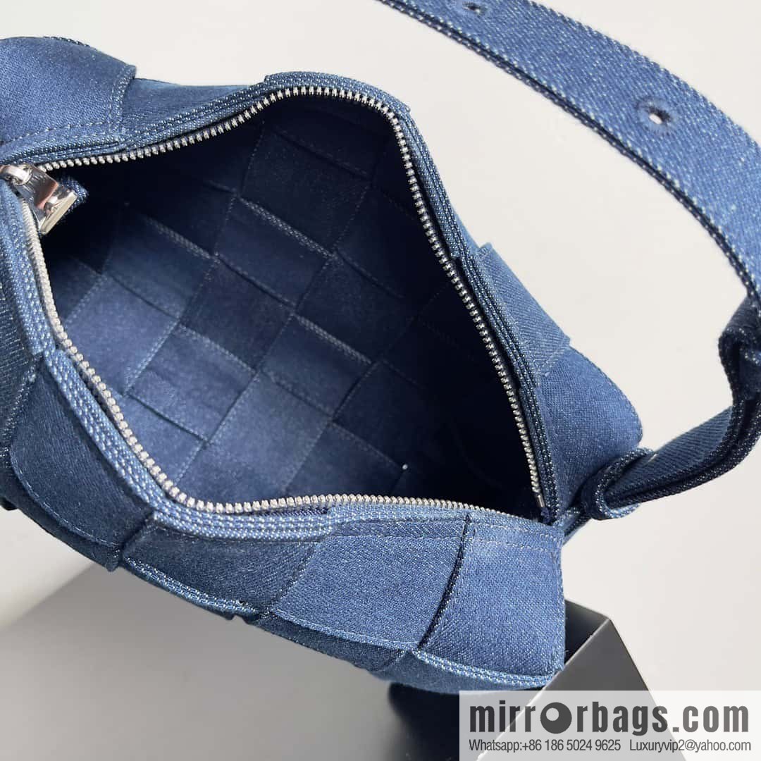 BV W04 cassette armpit bag BV early autumn new, woven tannin denim bag, model number: 709628 denim blue