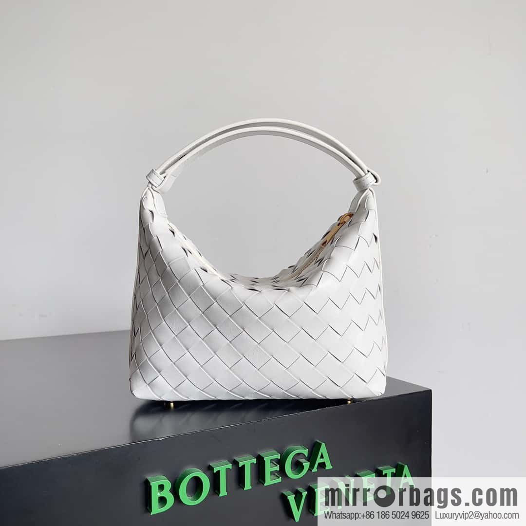BvWallace shoulder bento bag, model 754443 intrecciato bag, white
