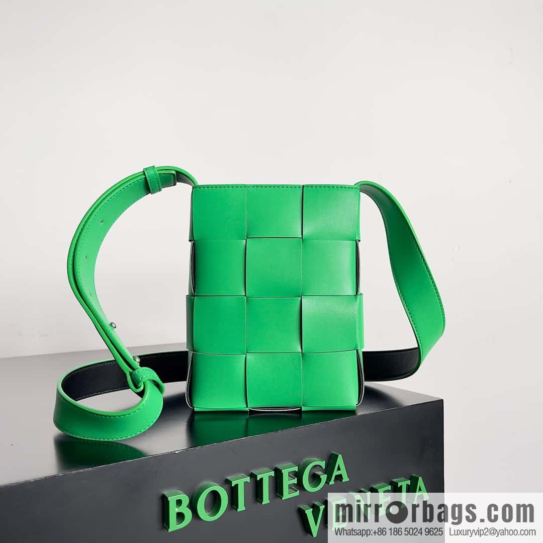 BV Bottega veneta new mobile phone bag woven vertical bag shape, model number: 729298 parrot green