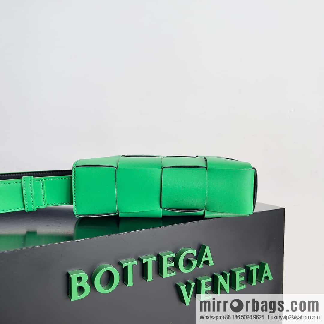 BV Bottega veneta new mobile phone bag woven vertical bag shape, model number: 729298 parrot green