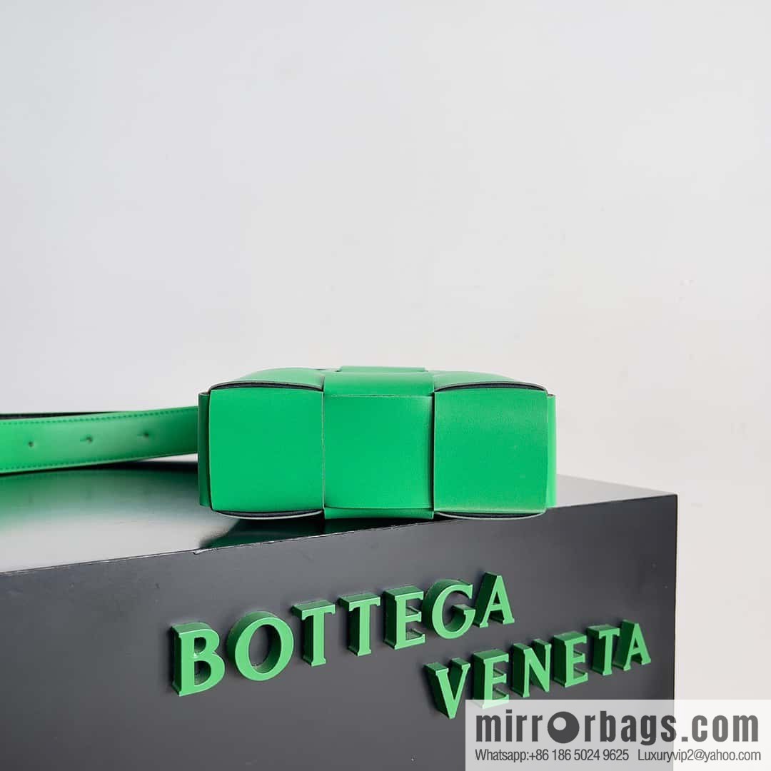 BV Bottega veneta new mobile phone bag woven vertical bag shape, model number: 729298 parrot green