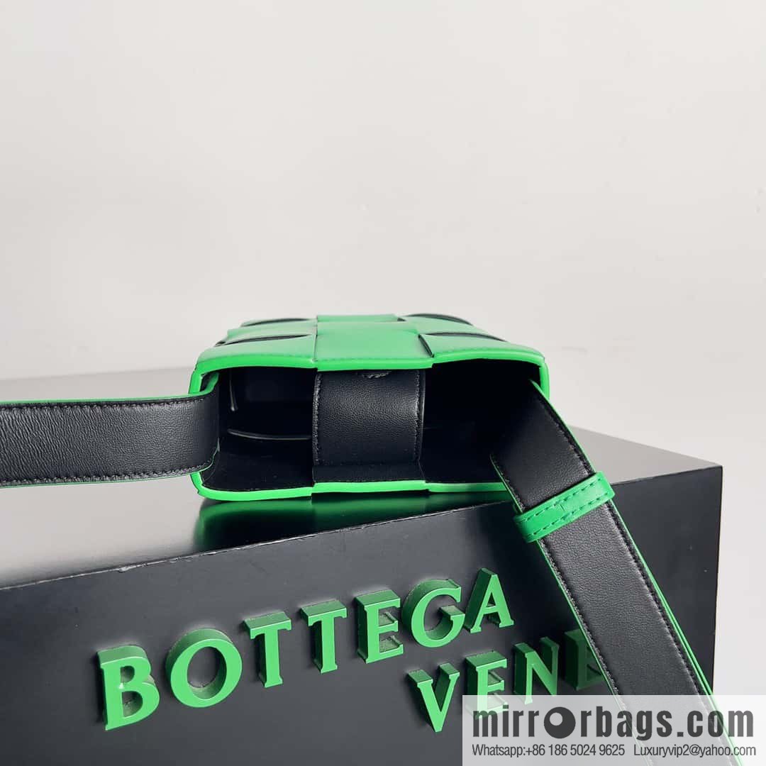 BV Bottega veneta new mobile phone bag woven vertical bag shape, model number: 729298 parrot green