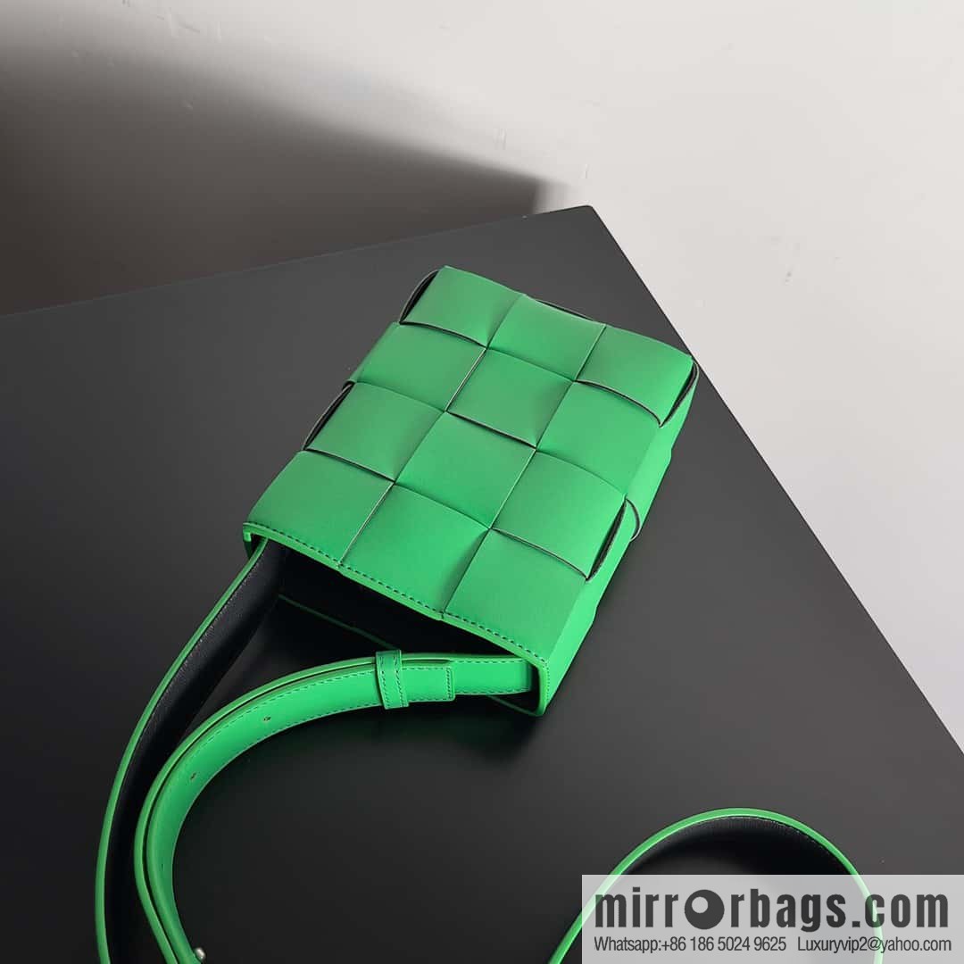 BV Bottega veneta new mobile phone bag woven vertical bag shape, model number: 729298 parrot green
