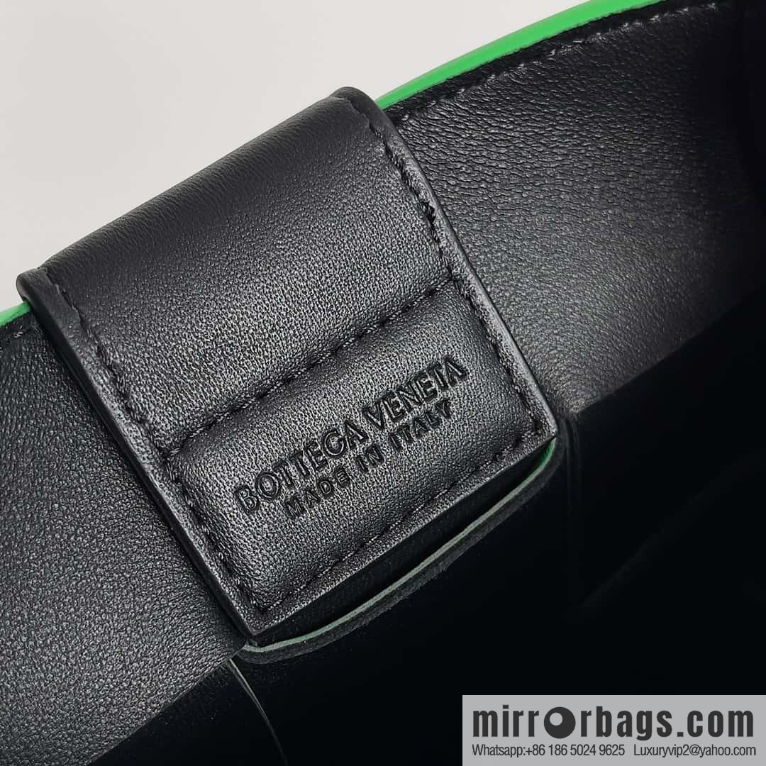 BV Bottega veneta new mobile phone bag woven vertical bag shape, model number: 729298 parrot green