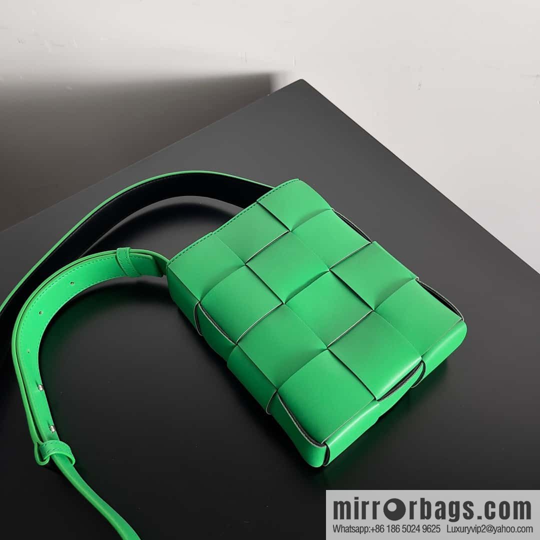 BV Bottega veneta new mobile phone bag woven vertical bag shape, model number: 729298 parrot green