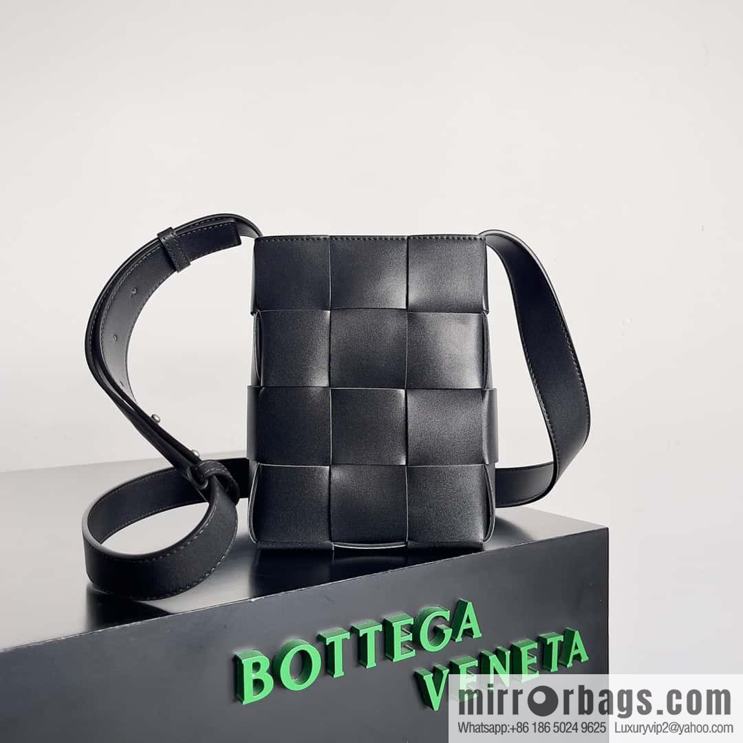 BV Bottega veneta new mobile phone bag woven vertical bag shape, model number: 729298 black