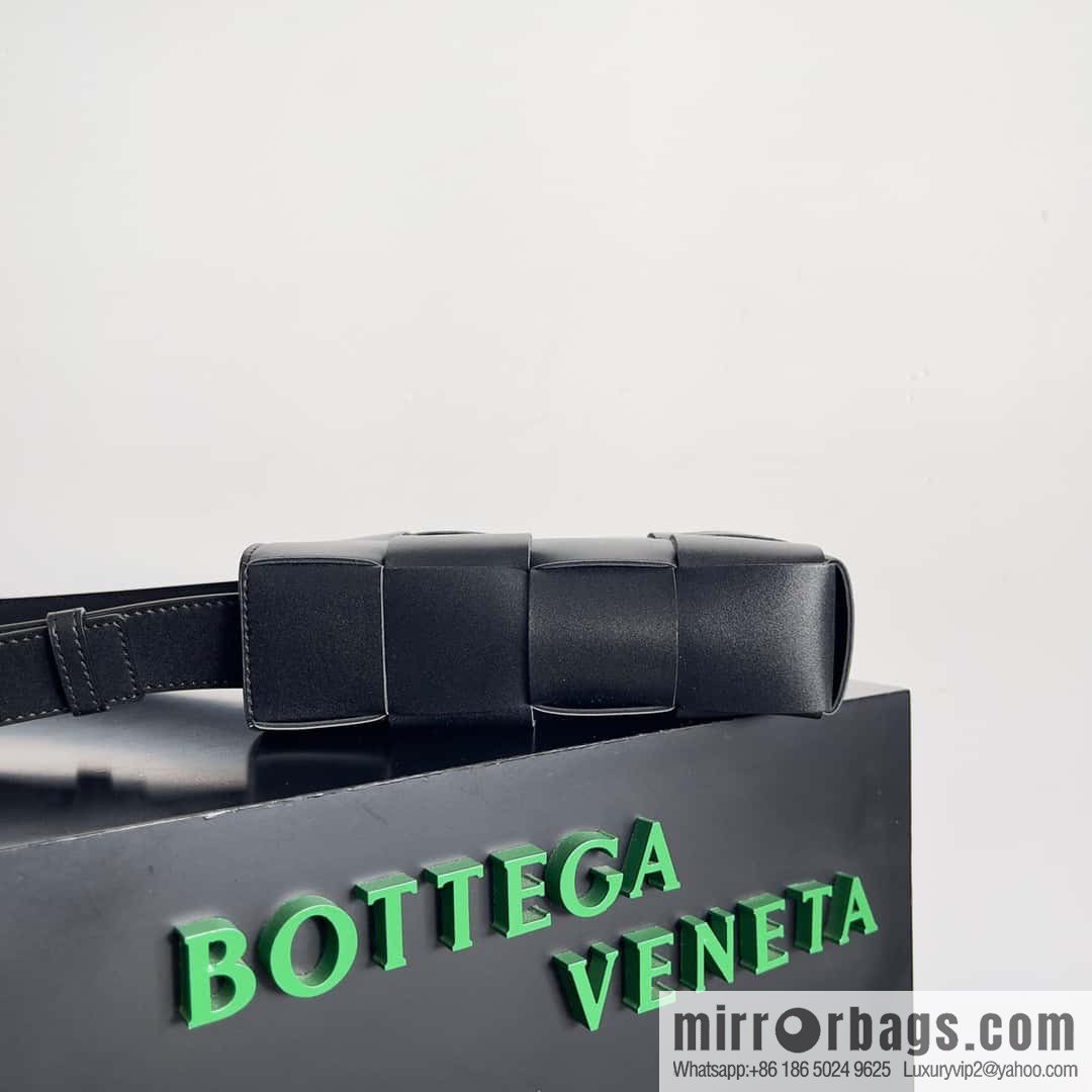 BV Bottega veneta new mobile phone bag woven vertical bag shape, model number: 729298 black