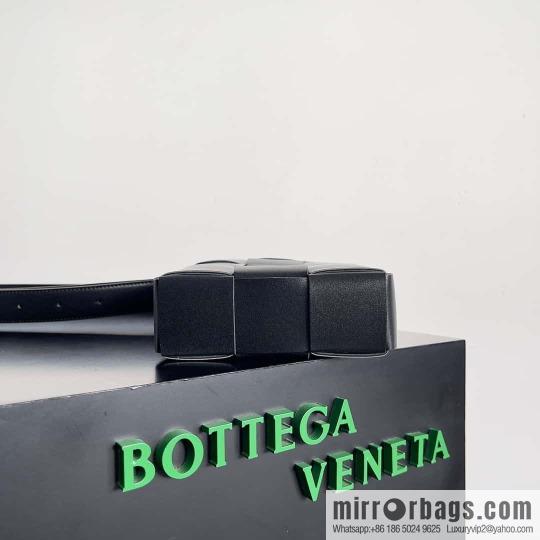 BV Bottega veneta new mobile phone bag woven vertical bag shape, model number: 729298 black
