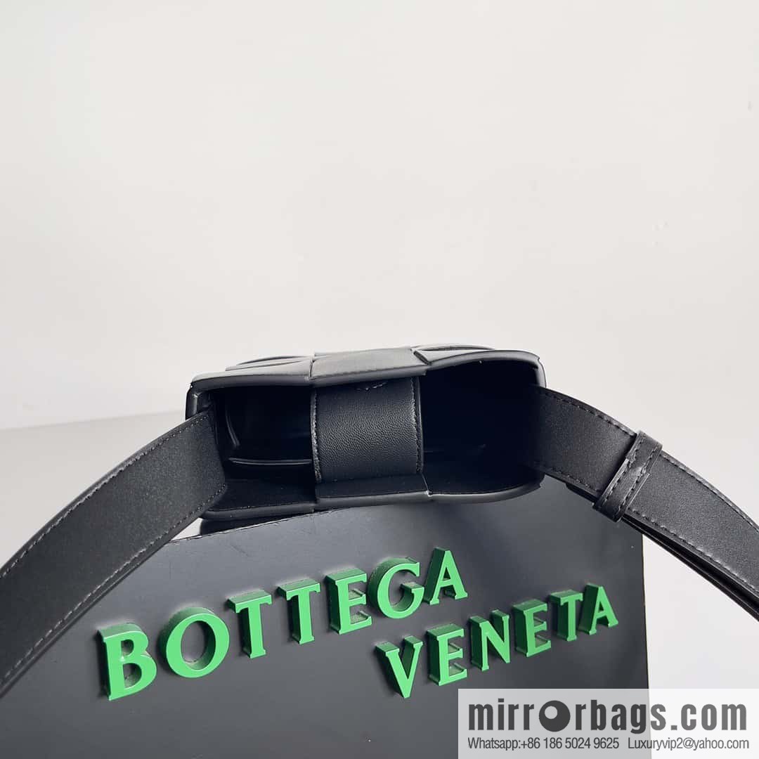 BV Bottega veneta new mobile phone bag woven vertical bag shape, model number: 729298 black