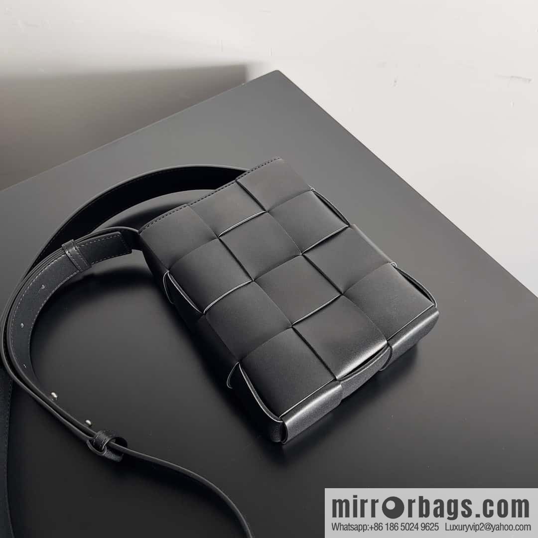 BV Bottega veneta new mobile phone bag woven vertical bag shape, model number: 729298 black