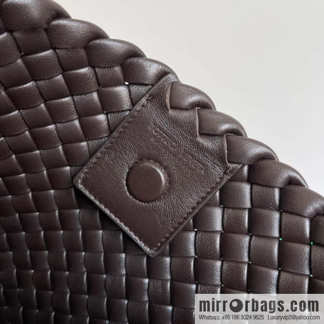 BV #CLICKER Bv 2023 Early Spring New Clicker Lamb Woven Tote bag Model No. 730969 Chocolate