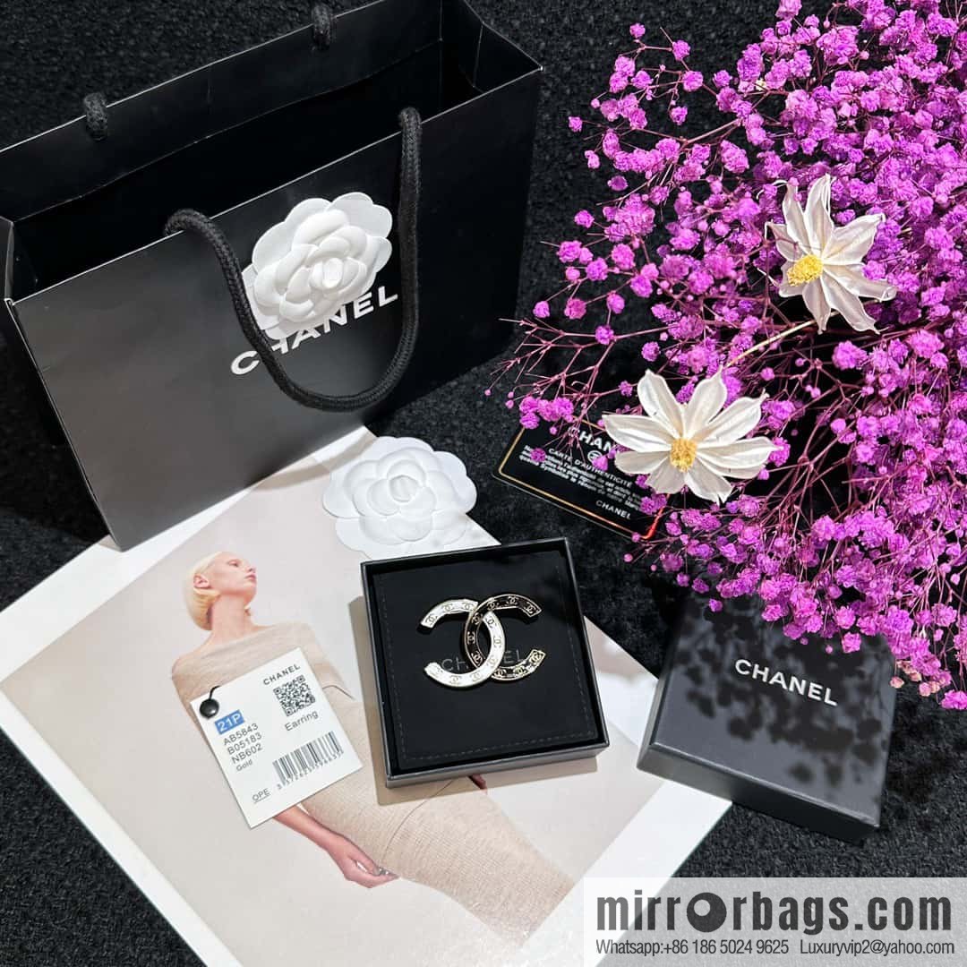 ❗️New ❗️☀️ New ☑️ Chanel black and white double c brooch ☀️