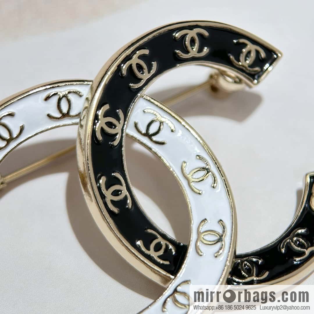 ❗️New ❗️☀️ New ☑️ Chanel black and white double c brooch ☀️