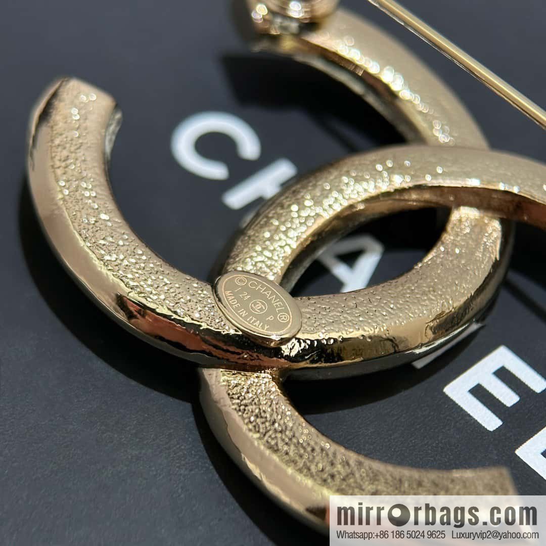 ❗️New ❗️☀️ New ☑️ Chanel black and white double c brooch ☀️