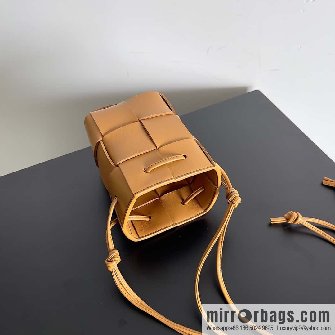 Bottega Veneta CASSETTE 14CM woven bucket bag 680217 light brown