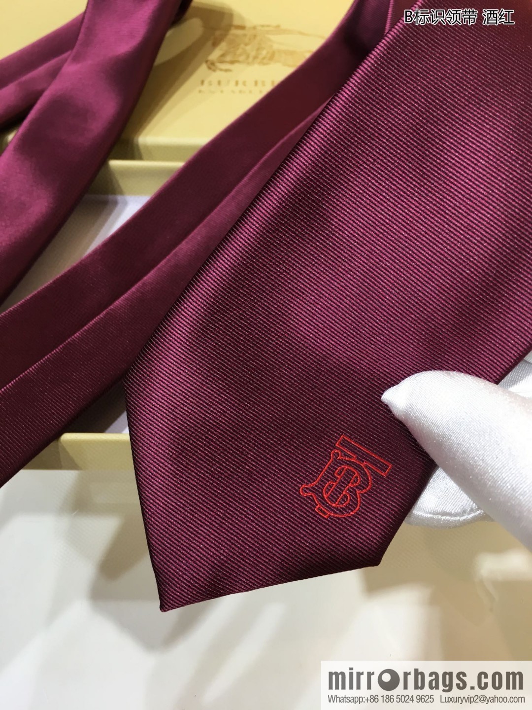 Burberry 100% Top Jacquard Silk B Logo Tie