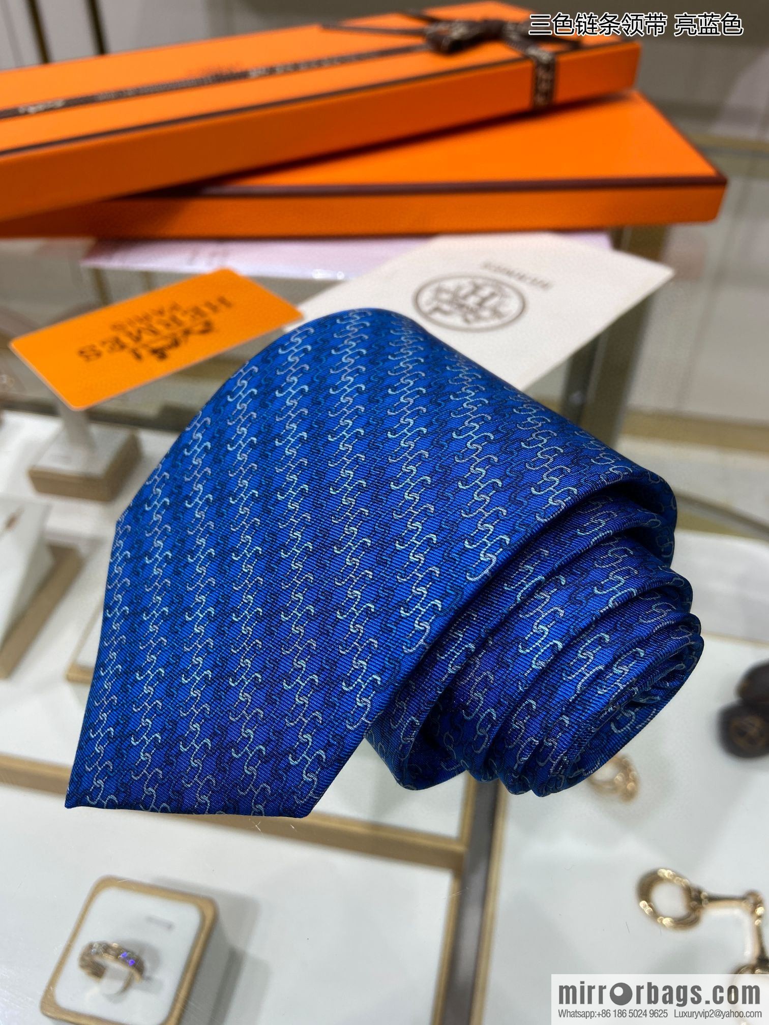 Hermes 100% top twill silk + wool inner three-color chain tie