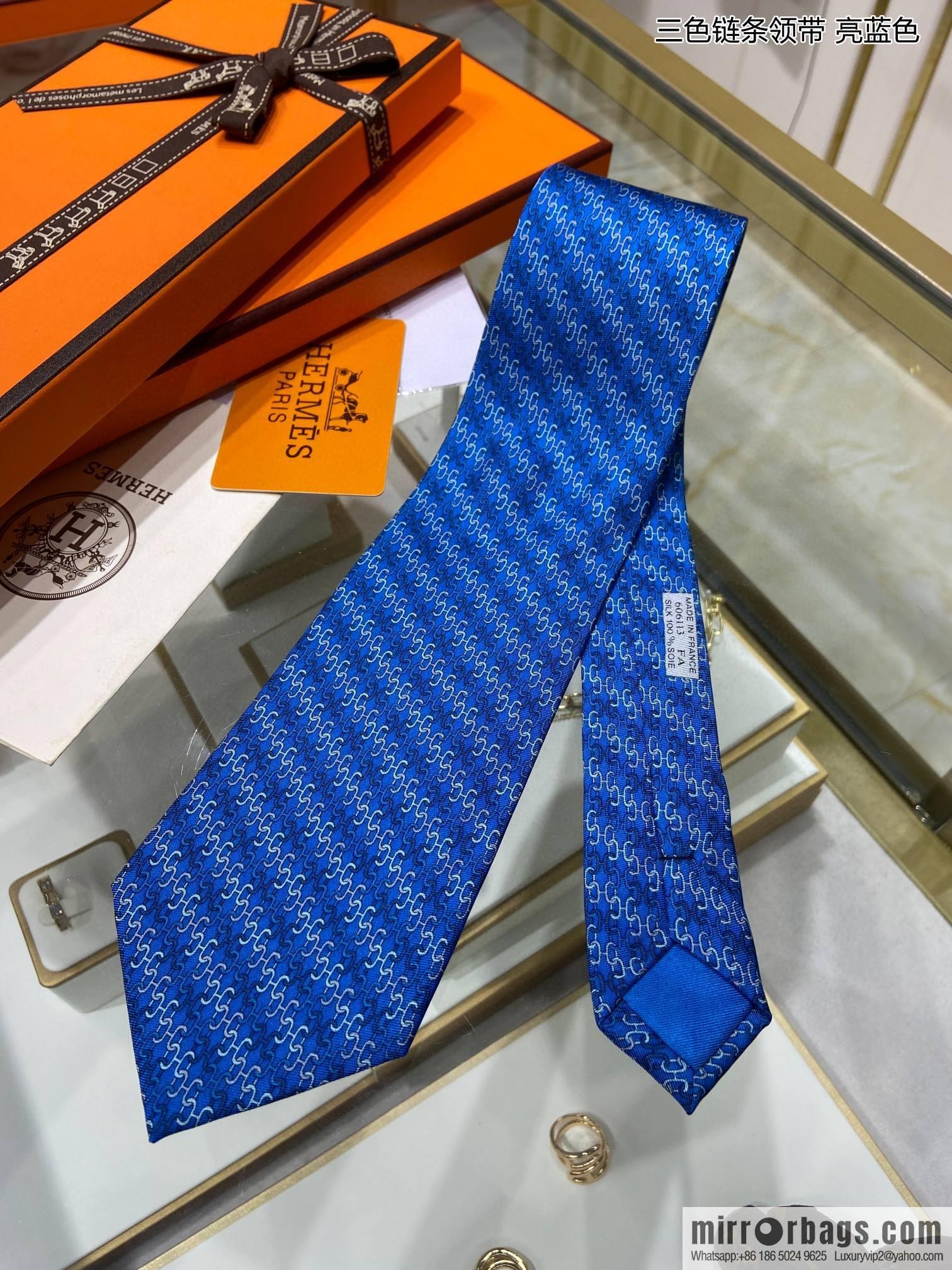 Hermes 100% top twill silk + wool inner three-color chain tie