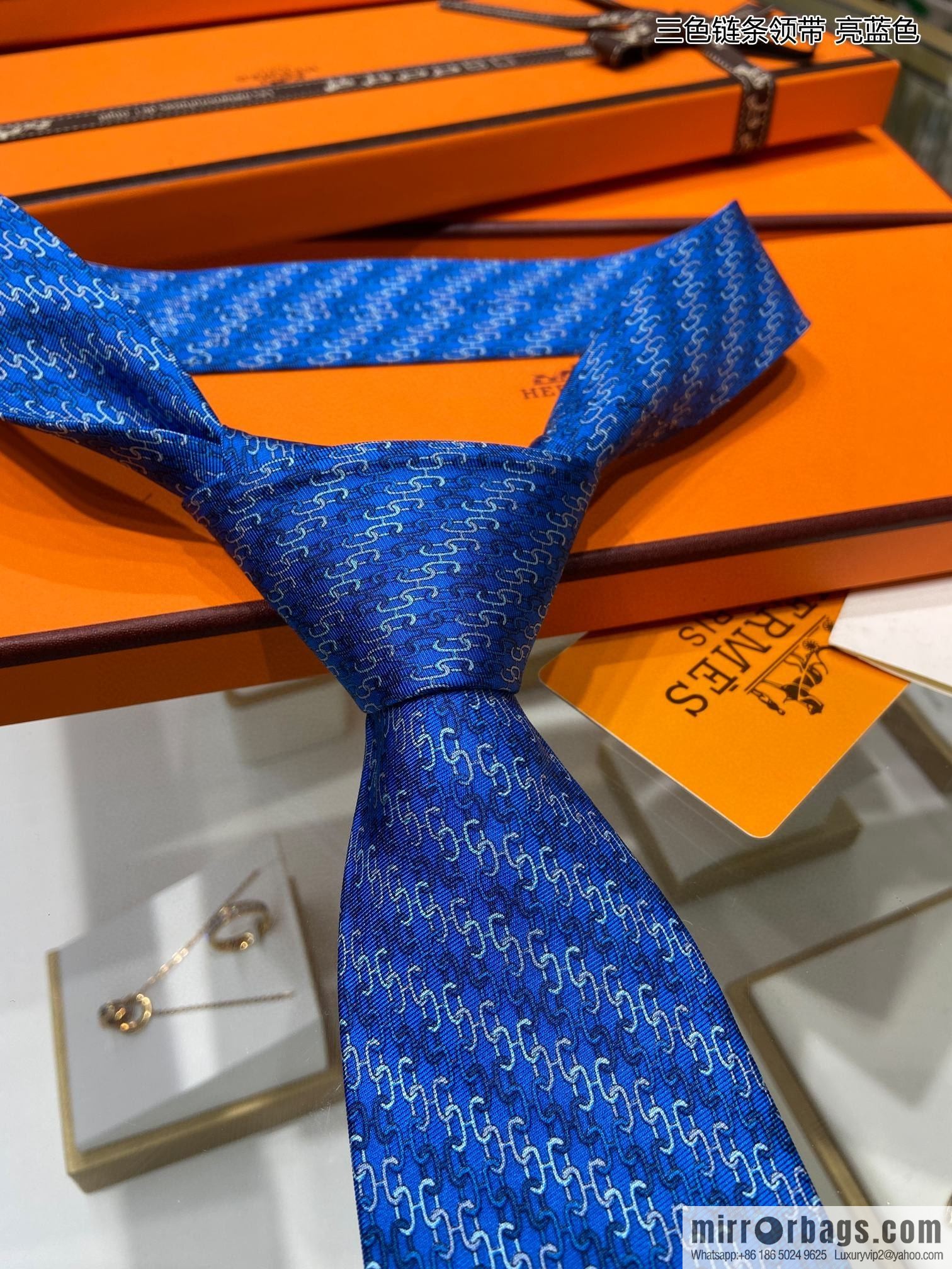 Hermes 100% top twill silk + wool inner three-color chain tie