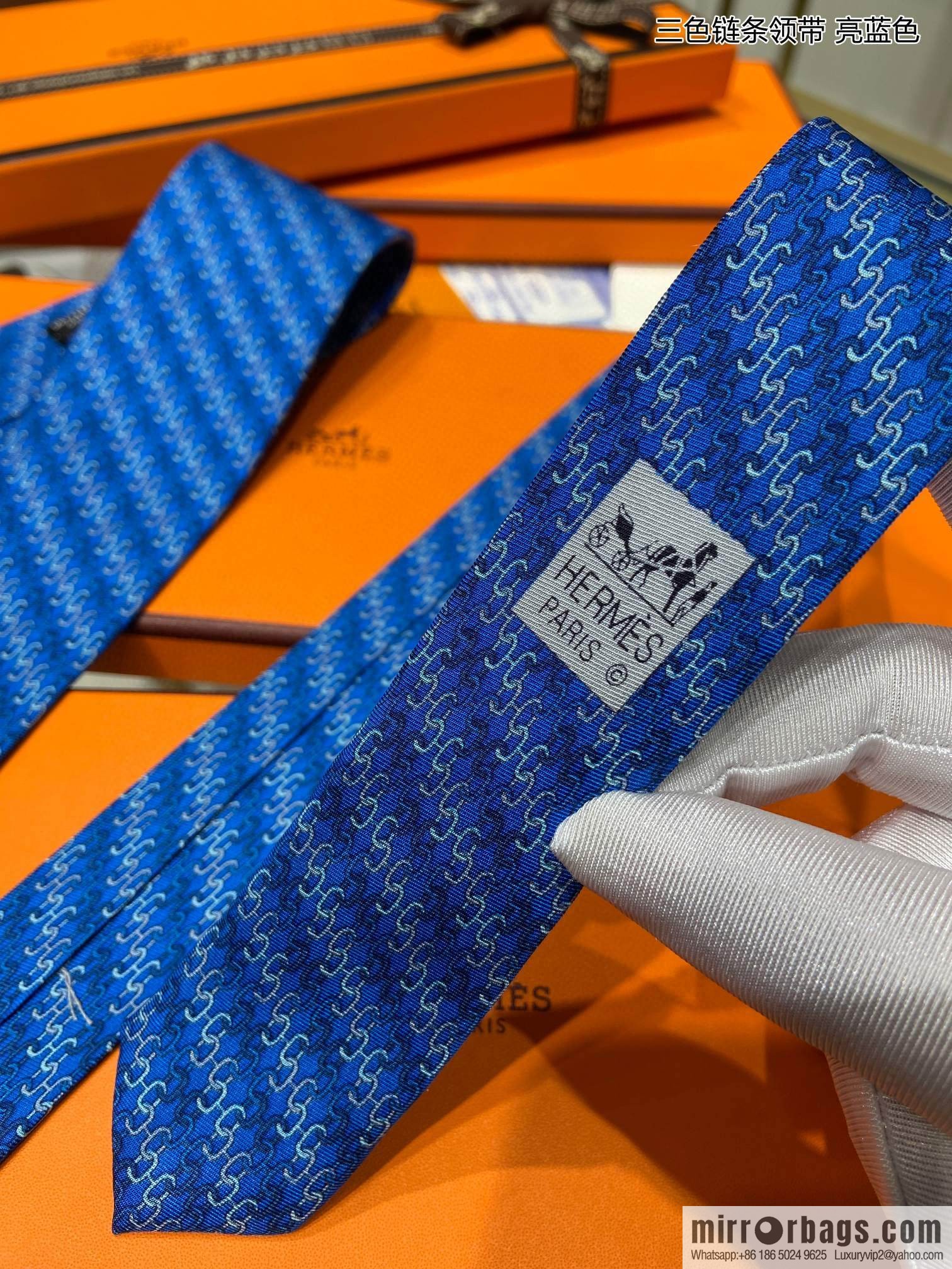 Hermes 100% top twill silk + wool inner three-color chain tie