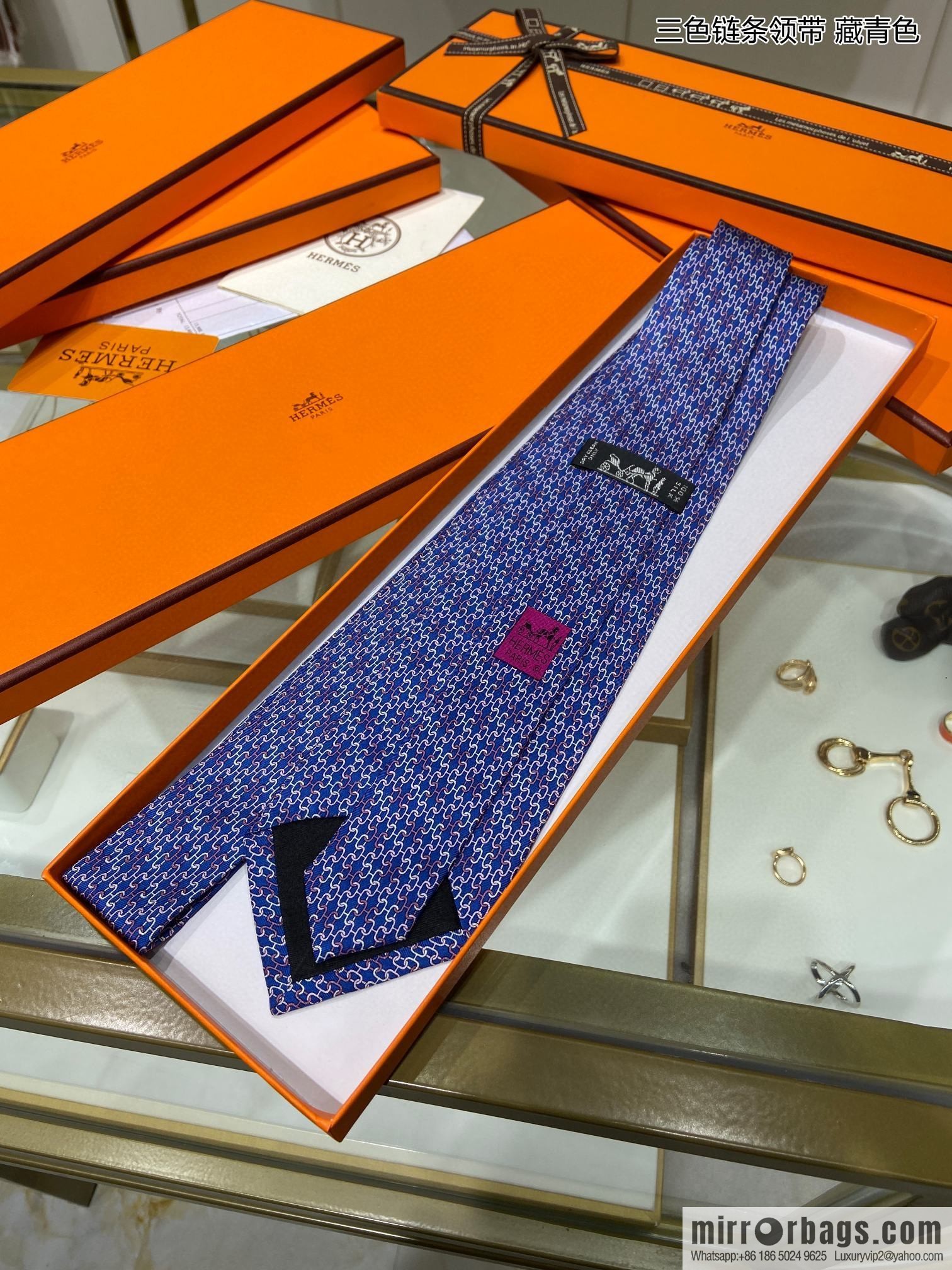 Hermes 100% top twill silk + wool inner three-color chain tie