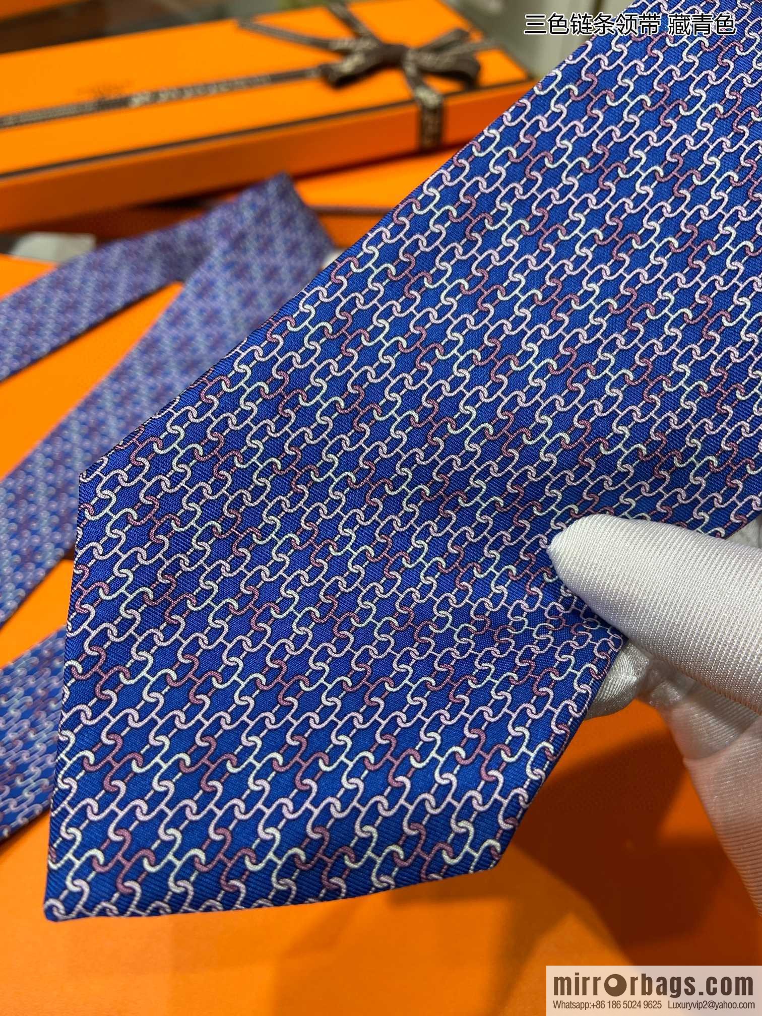 Hermes 100% top twill silk + wool inner three-color chain tie