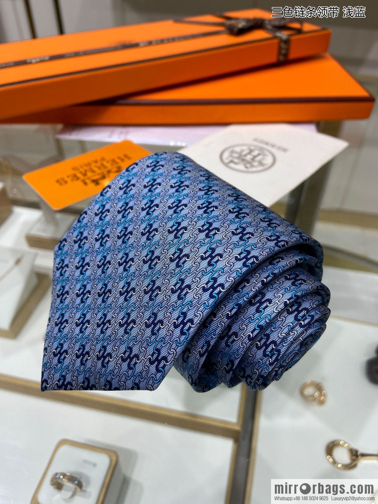 Hermes 100% top twill silk + wool inner three-color chain tie