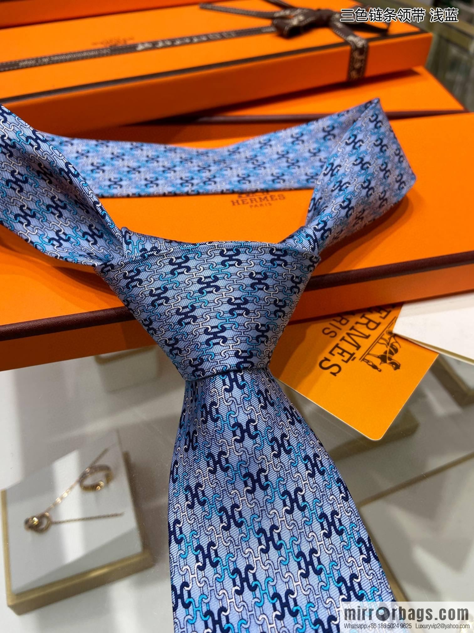 Hermes 100% top twill silk + wool inner three-color chain tie