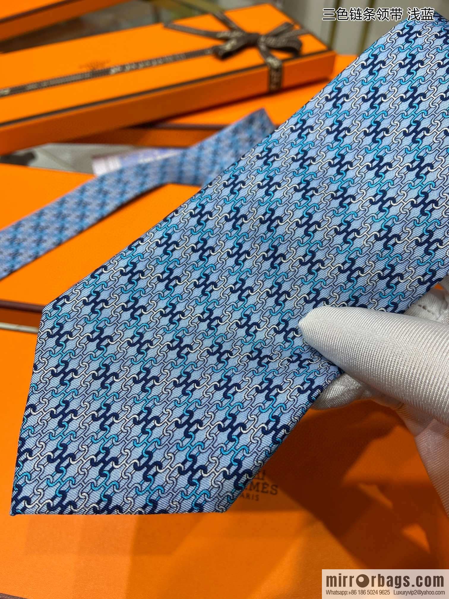 Hermes 100% top twill silk + wool inner three-color chain tie