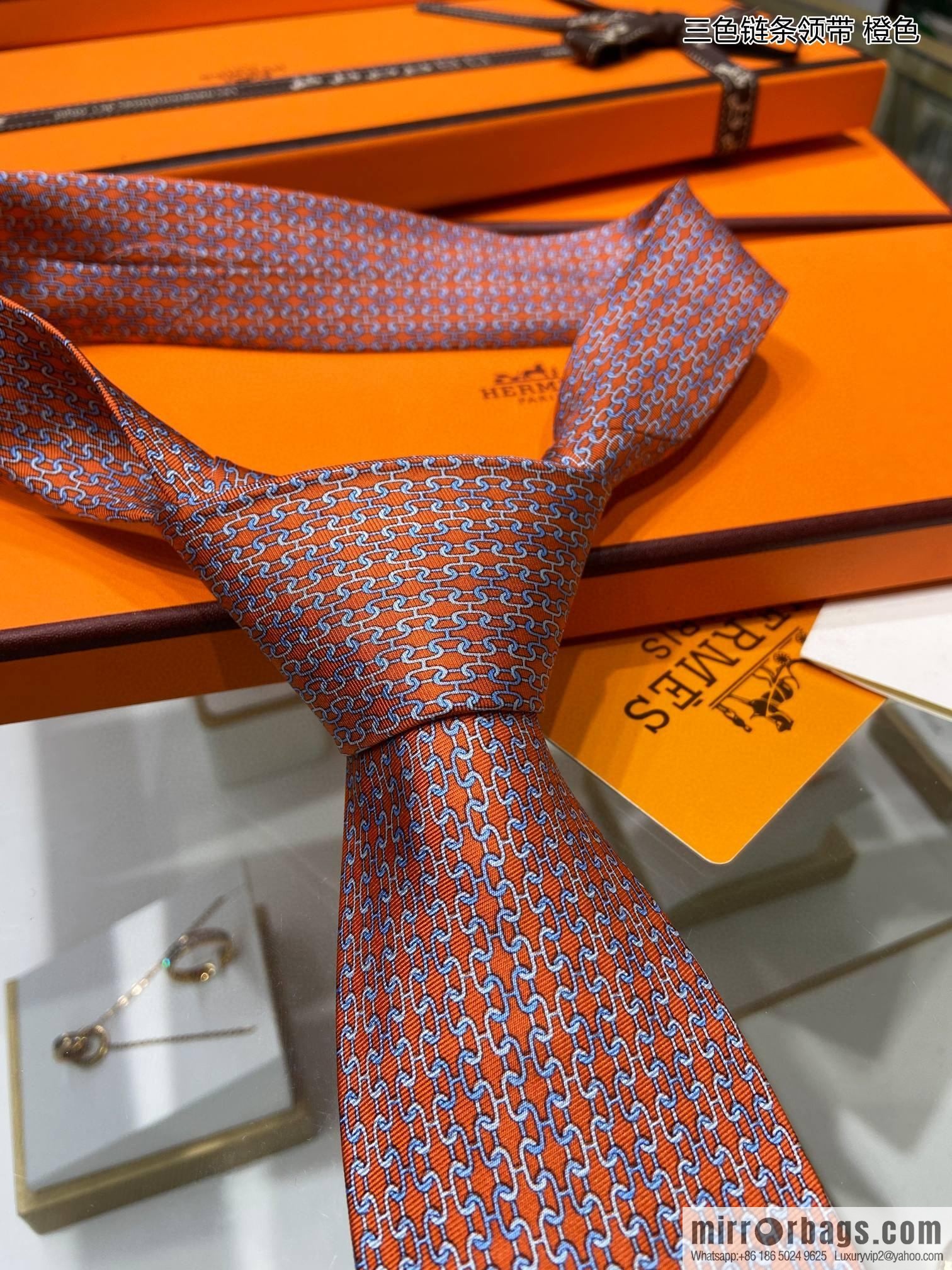 Hermes 100% top twill silk + wool inner three-color chain tie