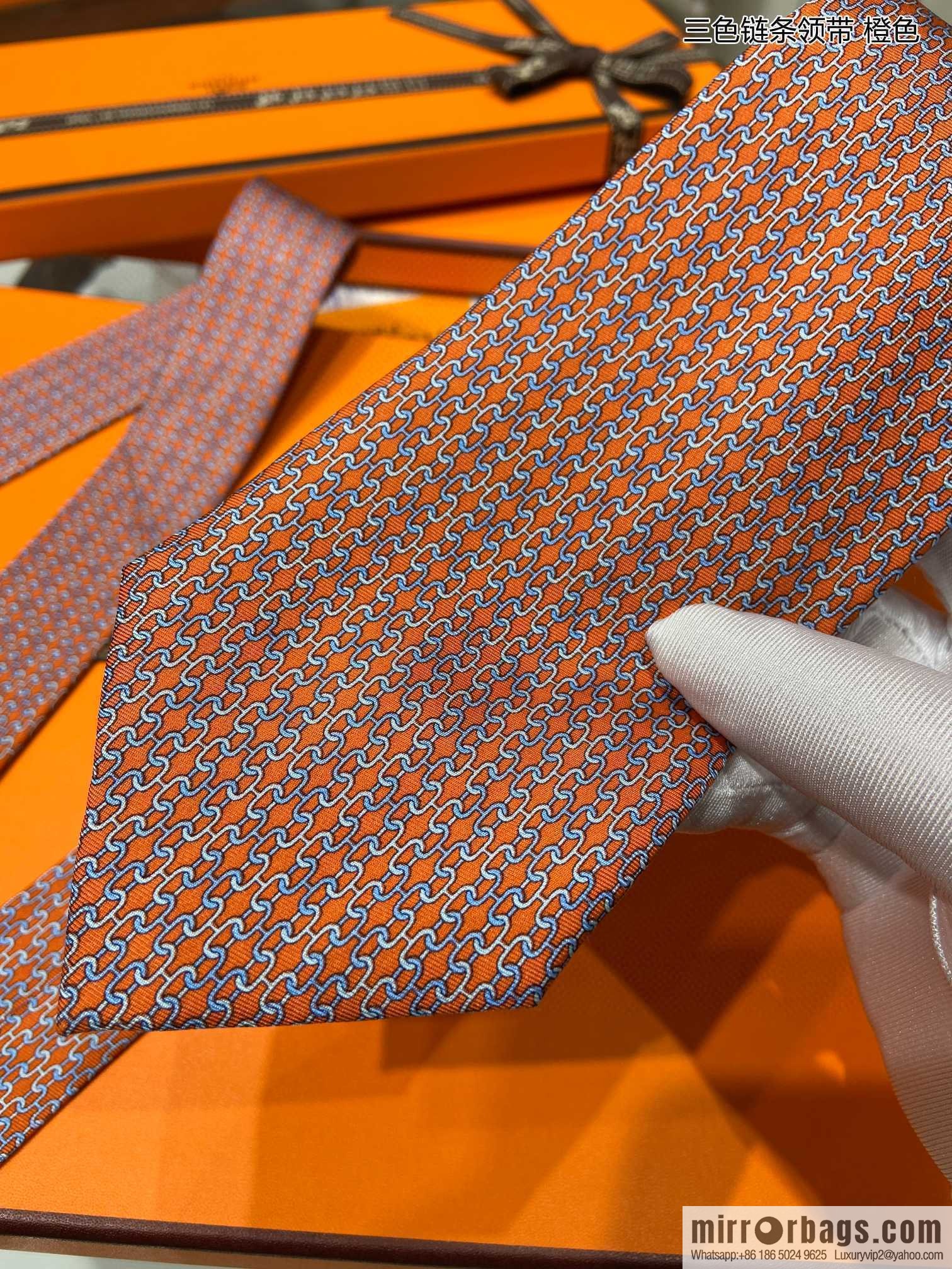 Hermes 100% top twill silk + wool inner three-color chain tie