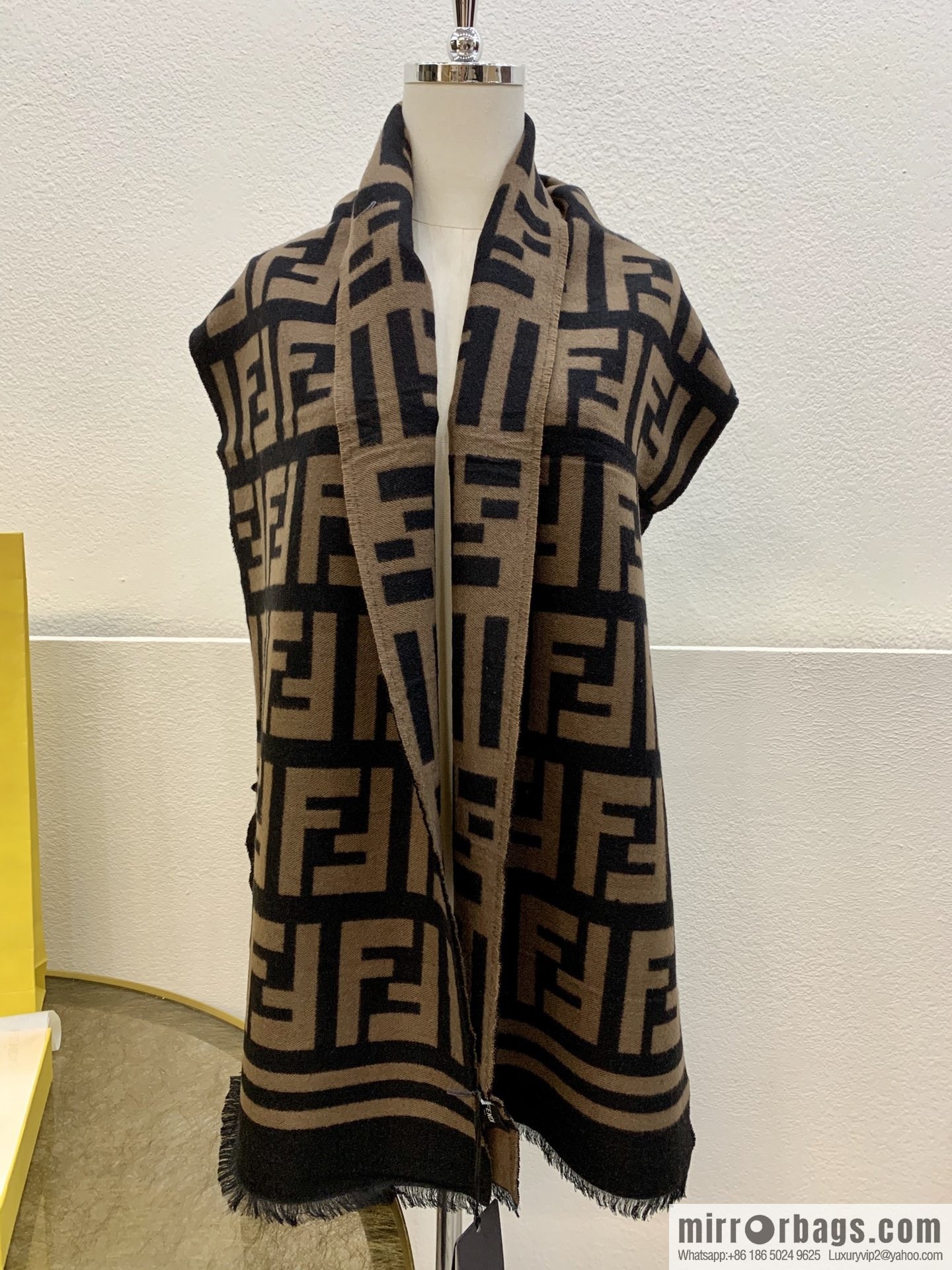 FENDI Fendi 95% wool + 5% silk presbyopia FF alphabet scarf