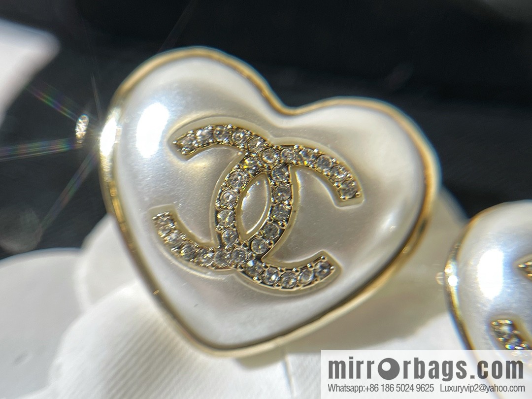 2021 new CHANEL Chanel double c double peach heart brooch