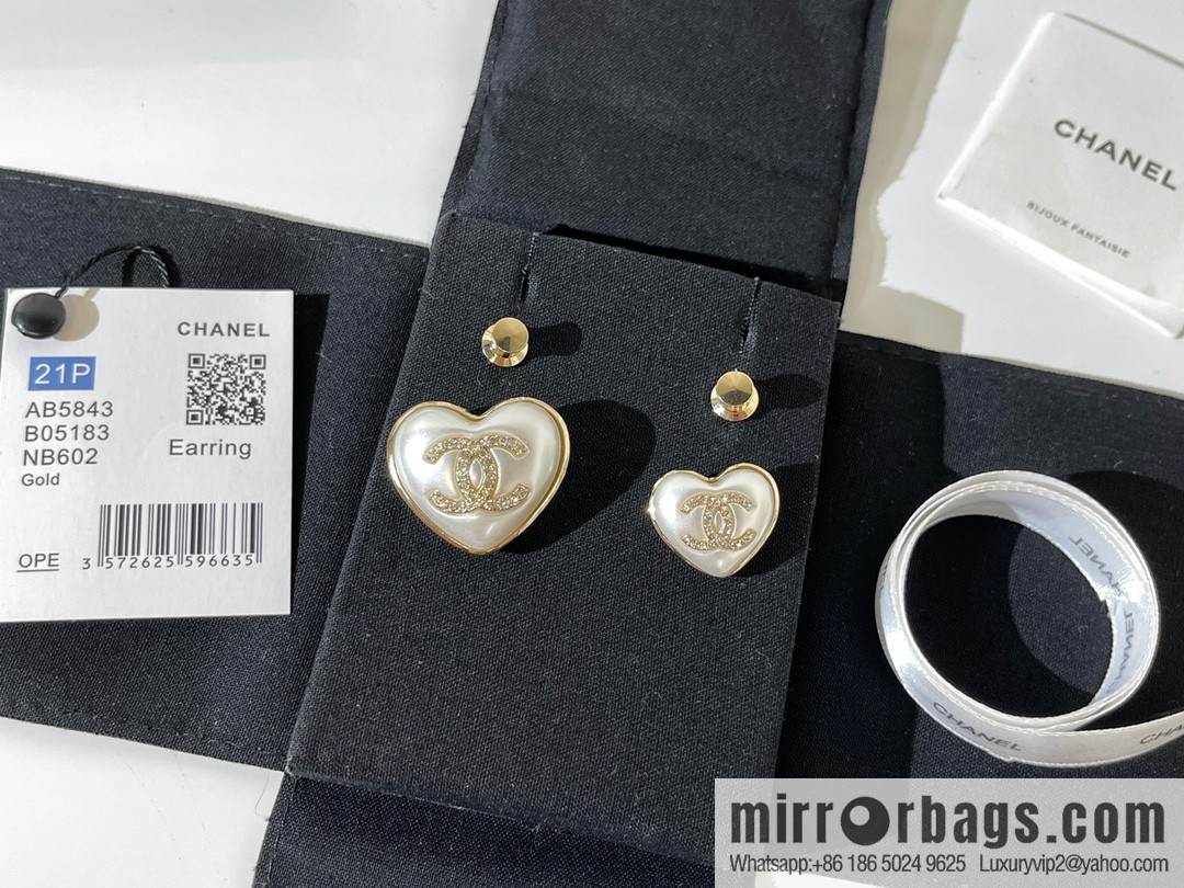 2021 new CHANEL Chanel double c double peach heart brooch