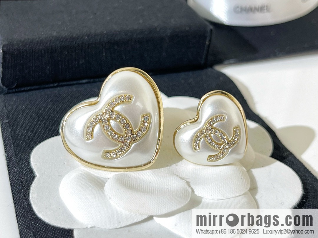 2021 new CHANEL Chanel double c double peach heart brooch