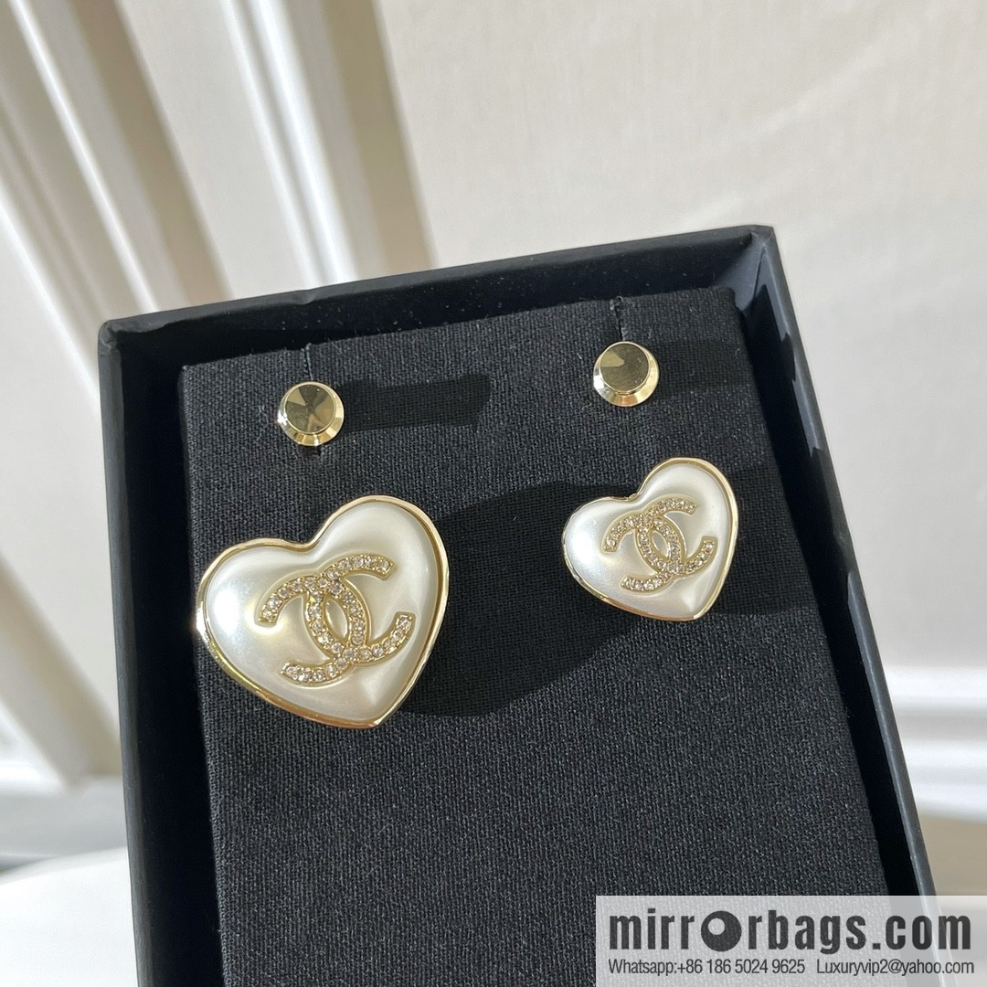 2021 new CHANEL Chanel double c double peach heart brooch